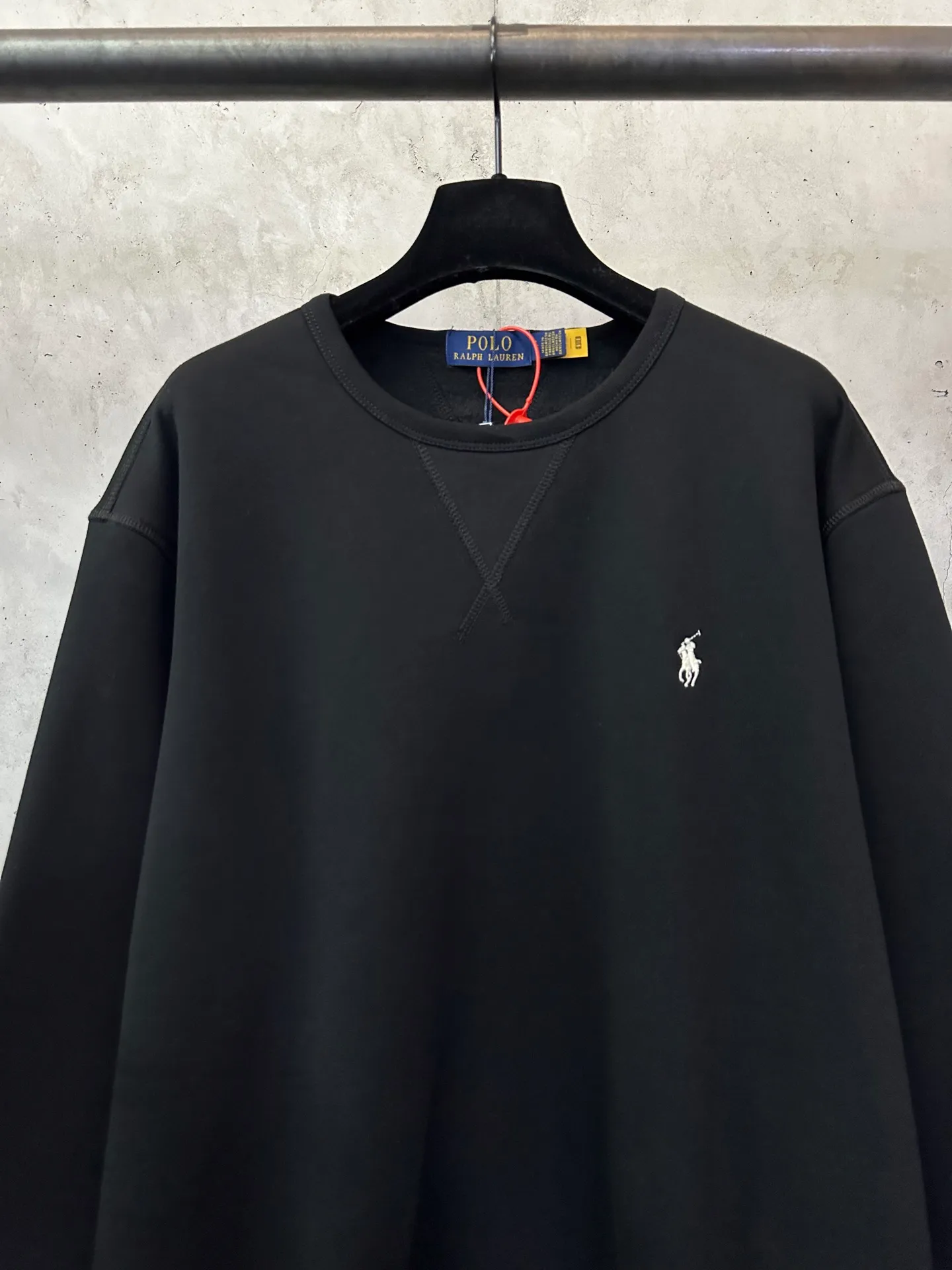 P330 Ralph Lauren logo embroidered sweatshirt. Customized cloud-like honey cotton fleece sweatshirt material. It feels delicate and comfortable against the skin. It is mainly made of deep black and is decorated with exquisite white pony logo. It is highly recognizable. Customized hardware. Thread. Accessories. Matching. Same style for men and women. -Color: Black White Blue Gray -Size: S M L XL